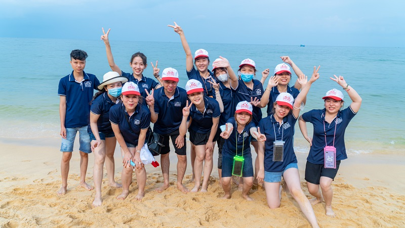 Teambuilding trên bãi biển cũng là dịp để các thành viên thêm gắn kết 
